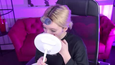 aurorawrenfield online show from March 17, 2026, 1:32 am