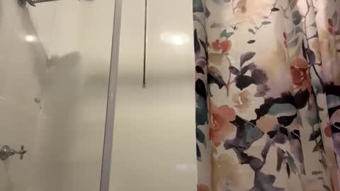 Snapshot of aussielovingxxx chatting on October 2, 2025, 8:21 am Milf4u online show from October 2, 2025, 8:21 am