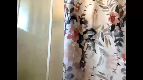 Snapshot of aussielovingxxx chatting on December 17, 2025, 4:18 am Milf4u online show from December 17, 2025, 4:18 am