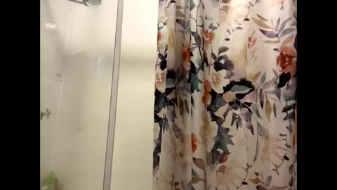 Snapshot of aussielovingxxx chatting on December 19, 2025, 12:01 pm Milf4u online show from December 19, 2025, 12:01 pm