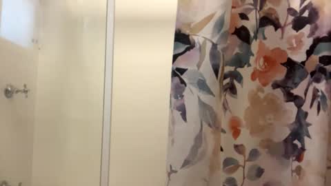 Snapshot of aussielovingxxx chatting on February 3, 2026, 7:02 am Milf4u online show from February 3, 2026, 7:02 am