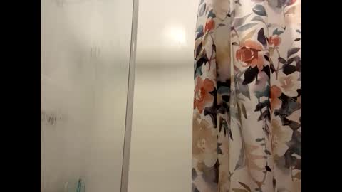 Snapshot of aussielovingxxx chatting on February 13, 2026, 8:43 am Milf4u online show from February 13, 2026, 8:43 am