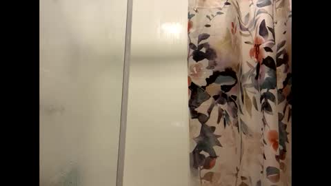 Snapshot of aussielovingxxx chatting on February 16, 2026, 12:01 pm Milf4u online show from February 16, 2026, 12:01 pm