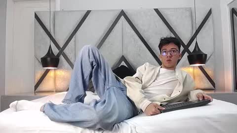 austinreeds online show from September 29, 2025, 11:59 am