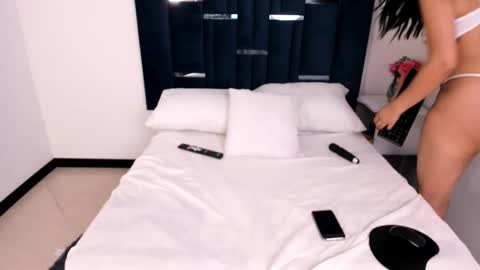 avanibloom  online show from February 2, 2026, 1:21 pm