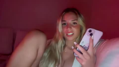 Snapshot of avelynrae chatting on August 9, 2026, 3:23 am Avelyn Rae online show from August 9, 2026, 3:23 am