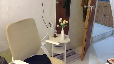 Rhian online show from November 24, 2025, 4:12 am