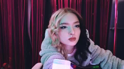 Avriel online show from March 11, 2025, 2:32 am