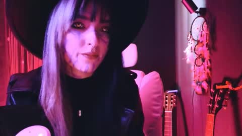 Snapshot of avi_nile chatting on November 1, 2025, 4:25 am Avriel online show from November 1, 2025, 4:25 am