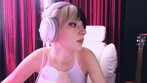 Avriel online show from February 1, 2026, 4:44 am