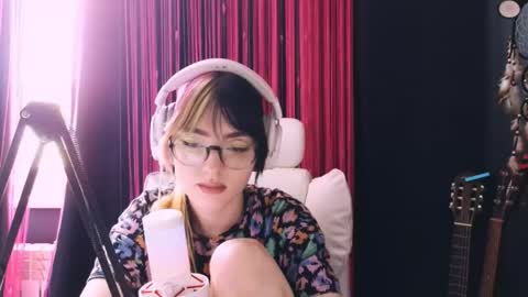 Snapshot of avi_nile chatting on May 4, 2026, 4:30 am Avriel online show from May 4, 2026, 4:30 am