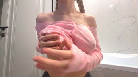 Snapshot of avroramy chatting on September 22, 2025, 3:14 pm Avrora online show from September 22, 2025, 3:14 pm