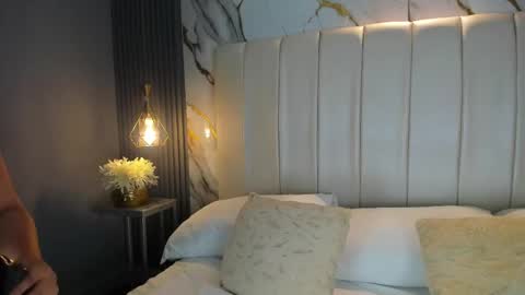 Avy  online show from October 11, 2025, 11:42 am