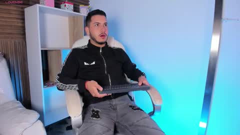 axel_grey_ online show from September 30, 2025, 12:32 pm