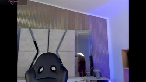 axel_grey_ online show from May 1, 2026, 12:43 pm