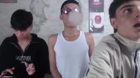 axel_milo_and_kairo online show from December 5, 2025, 4:32 am