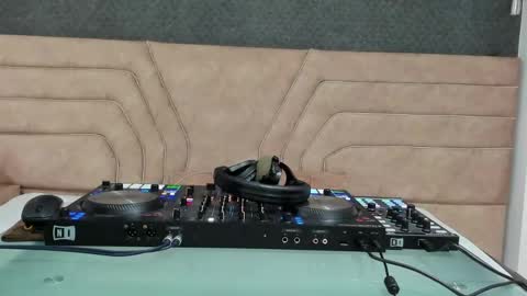 Axel  online show from April 16, 2026, 9:39 pm