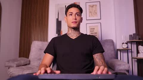 Agustin online show from October 2, 2025, 2:13 pm