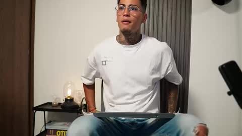 Agustin online show from October 14, 2025, 8:09 pm