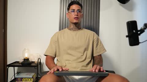 Agustin online show from October 20, 2025, 8:53 pm