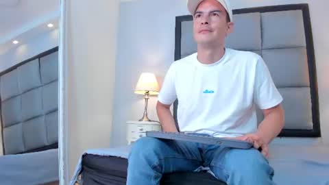 axel_wolfe online show from July 20, 2026, 8:33 pm