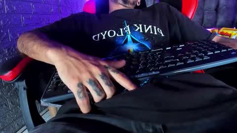 Axell Cross2 online show from May 6, 2026, 2:51 am