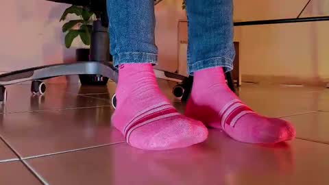 Snapshot of axellcollins chatting on September 18, 2025, 5:31 am im your little femboy  ALEX   online show from September 18, 2025, 5:31 am