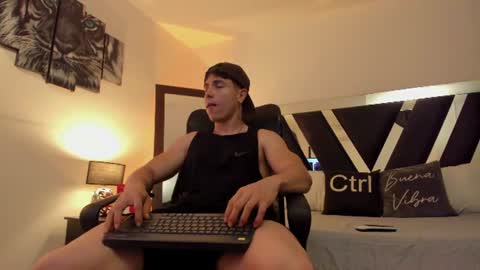 Snapshot of axelmartinezz chatting on June 19, 2026, 9:51 pm axelmartinezz online show from June 19, 2026, 9:51 pm