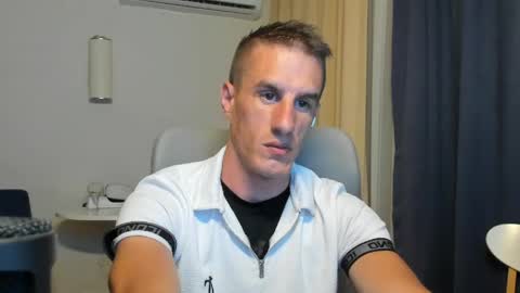 Snapshot of axl_fx chatting on June 6, 2026, 10:25 pm Axl online show from June 6, 2026, 10:25 pm