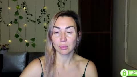 Jully online show from November 21, 2025, 6:39 pm