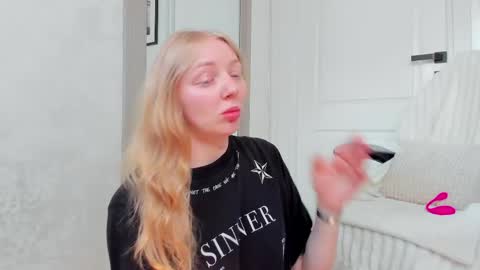Snapshot of ayaye_ chatting on June 8, 2026, 6:36 am SundyRose online show from June 8, 2026, 6:36 am