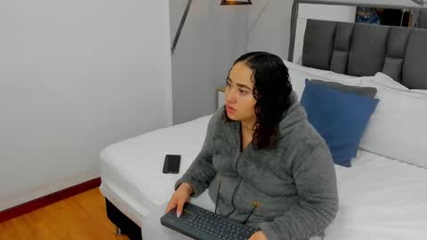 Snapshot of ayla_martinez chatting on January 6, 2025, 12:05 am Ayla online show from January 6, 2025, 12:05 am