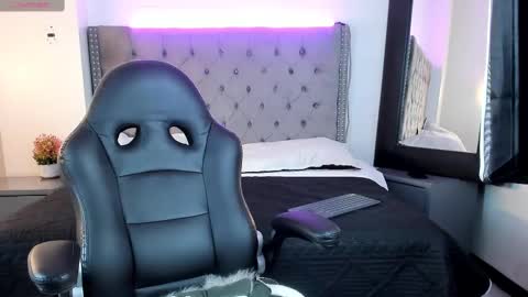 Snapshot of ayliinn_ chatting on February 22, 2025, 10:07 am Ayliinn online show from February 22, 2025, 10:07 am