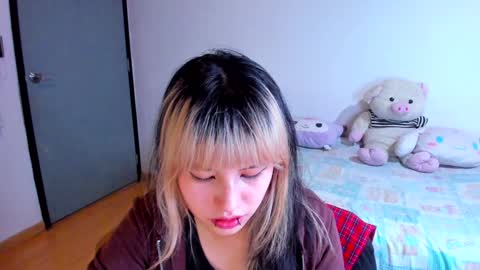 Azu Moure online show from December 6, 2024, 4:36 am