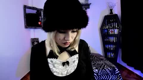Azu Moure online show from October 8, 2025, 1:31 pm