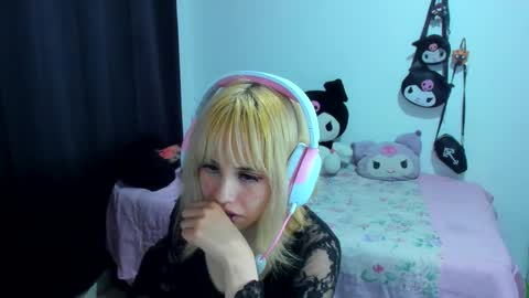 Snapshot of azu_moure chatting on October 24, 2025, 3:36 am Azu Moure online show from October 24, 2025, 3:36 am