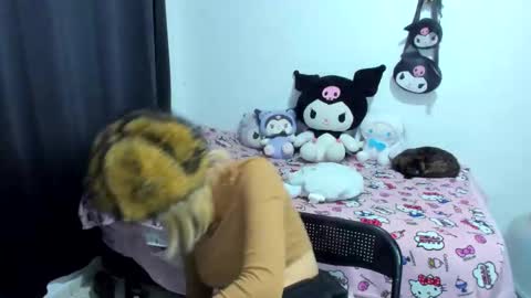 Snapshot of azu_moure chatting on November 5, 2025, 12:54 am Azu Moure online show from November 5, 2025, 12:54 am