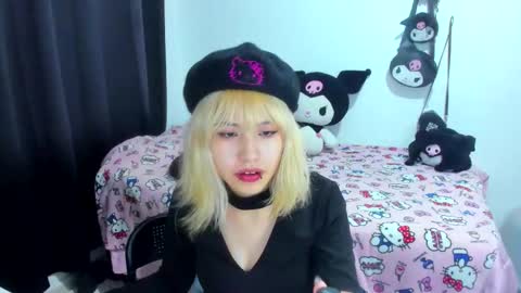 Snapshot of azu_moure chatting on November 7, 2025, 2:33 am Azu Moure online show from November 7, 2025, 2:33 am