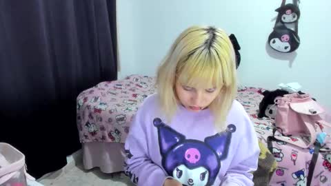 Snapshot of azu_moure chatting on November 9, 2025, 3:27 am Azu Moure online show from November 9, 2025, 3:27 am