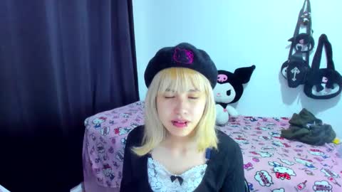 Snapshot of azu_moure chatting on November 22, 2025, 4:33 am Azu Moure online show from November 22, 2025, 4:33 am