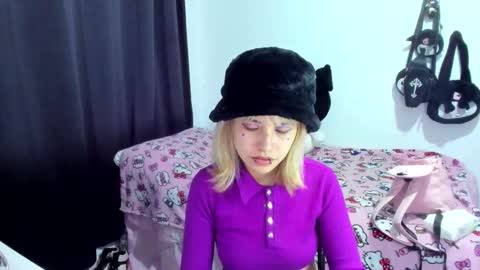 Snapshot of azu_moure chatting on November 23, 2025, 1:05 am Azu Moure online show from November 23, 2025, 1:05 am