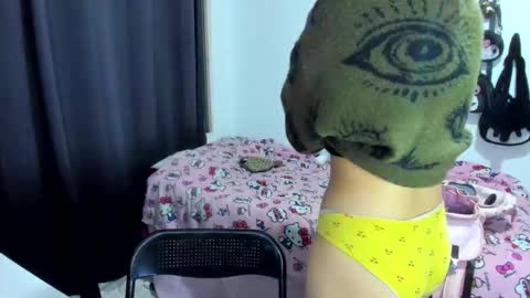 Snapshot of azu_moure chatting on November 28, 2025, 2:58 am Azu Moure online show from November 28, 2025, 2:58 am