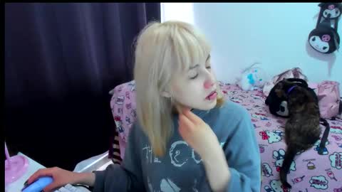 Snapshot of azu_moure chatting on December 14, 2025, 2:44 pm Azu Moure online show from December 14, 2025, 2:44 pm