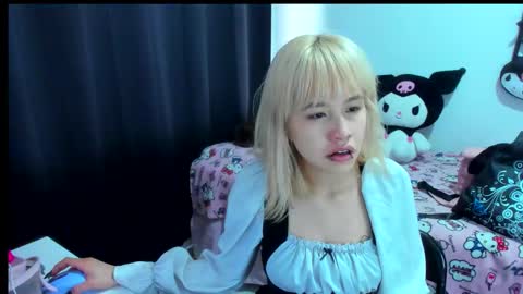 Snapshot of azu_moure chatting on December 22, 2025, 4:37 pm Azu Moure online show from December 22, 2025, 4:37 pm