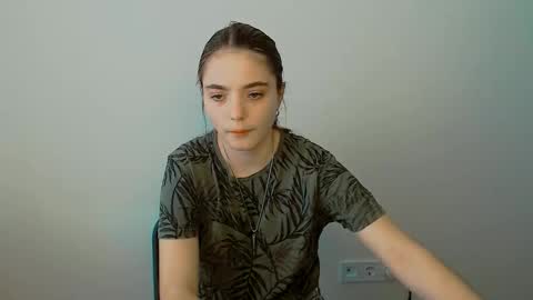 Snapshot of azumi_chan_ chatting on September 22, 2025, 5:42 am azumi_chan_ online show from September 22, 2025, 5:42 am