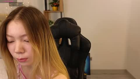 Snapshot of babby_rabbit_ chatting on January 8, 2025, 12:47 pm Cute Raby online show from January 8, 2025, 12:47 pm