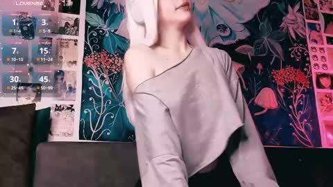 Snapshot of babe_moister chatting on October 5, 2025, 5:50 am babe_moister online show from October 5, 2025, 5:50 am