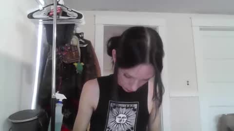 Fern Browning online show from October 16, 2025, 2:18 pm