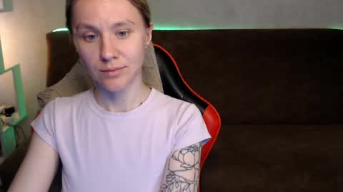 baby_kitte online show from May 11, 2026, 4:04 pm