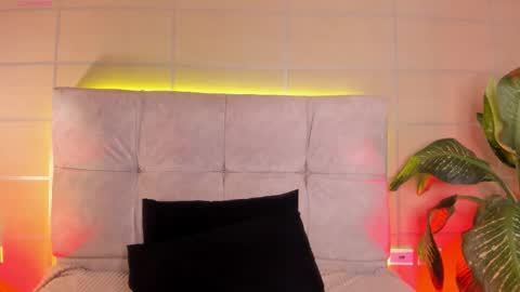 Snapshot of baby_moo chatting on October 21, 2025, 4:24 am Moon online show from October 21, 2025, 4:24 am